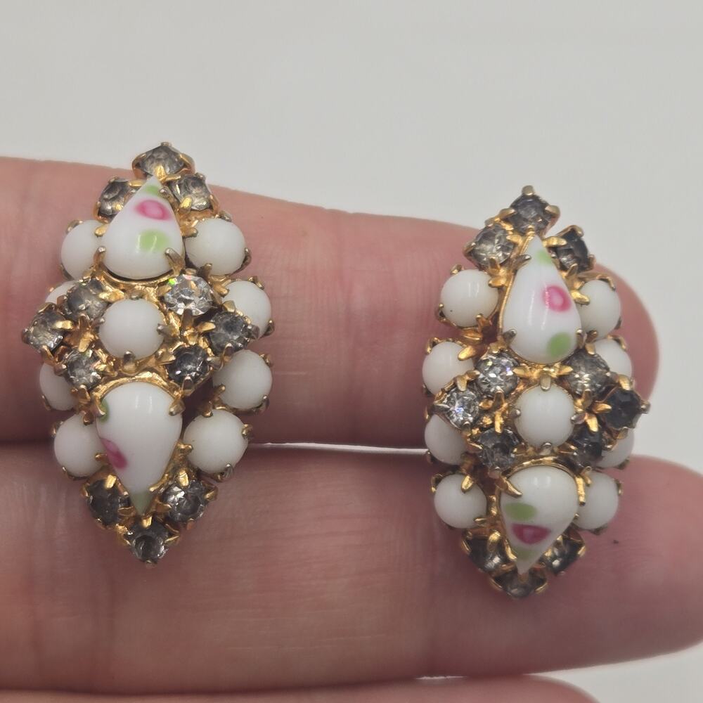 Vintage 1950s Milk Glass Rose Art Rhinestone Silver Tone Clip on Earrings 50-60s - Picture 2 of 9
